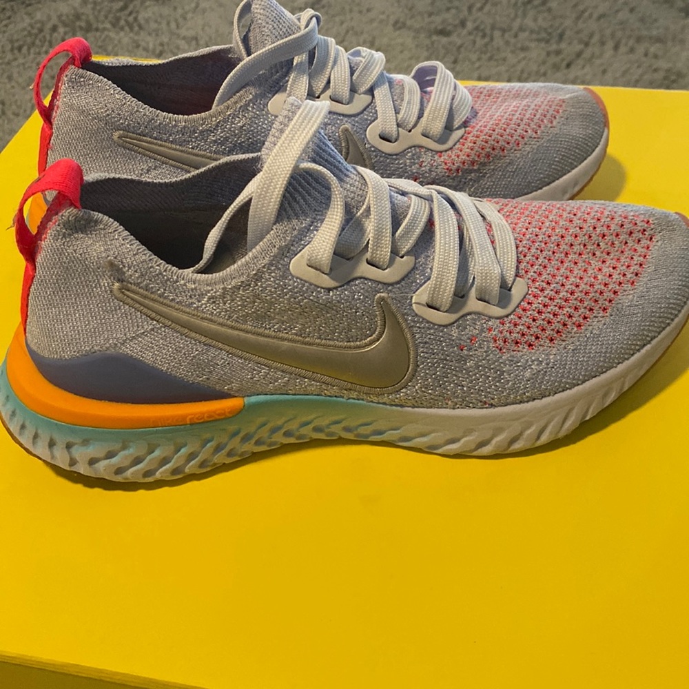 Nike cute sneakers! Multi colored and can be worn many ways. Girls SZ 4Y